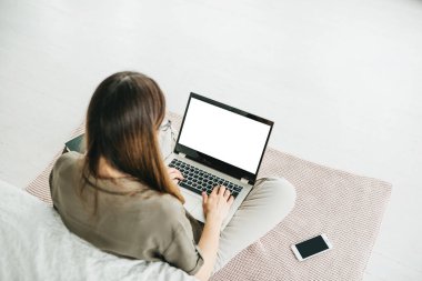 Kız dizüstü bilgisayar kullanıyor.