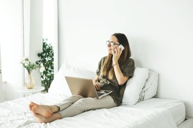 Bilgisayarı ve cep telefonu olan kız..