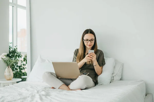 Joven Hermosa Chica Estudiante Utiliza Ordenador Portátil Teléfono Celular Teléfono — Foto de Stock