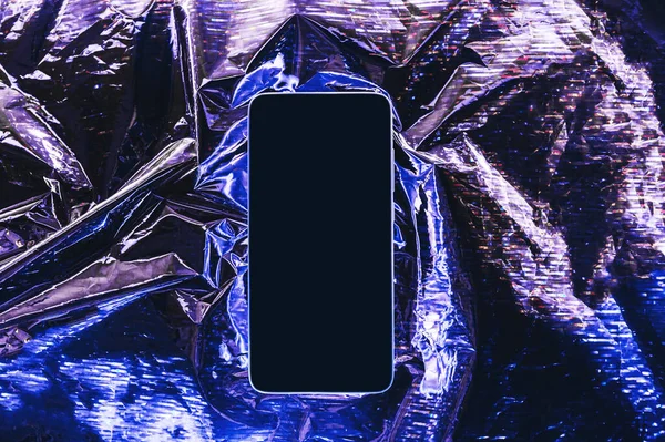 Boş Ekranlı Cep Telefonu Modellemesi Modaya Uygun Neon Arkaplan Üzerine — Stok fotoğraf