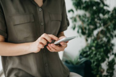 Yakın çekim - bir kız cep telefonu ya da cep telefonu kullanıyor.