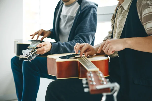 Вчимося Грати Гітарі Вчитель Допомагає Студенту Налаштувати Гітару Пояснює Основи — стокове фото