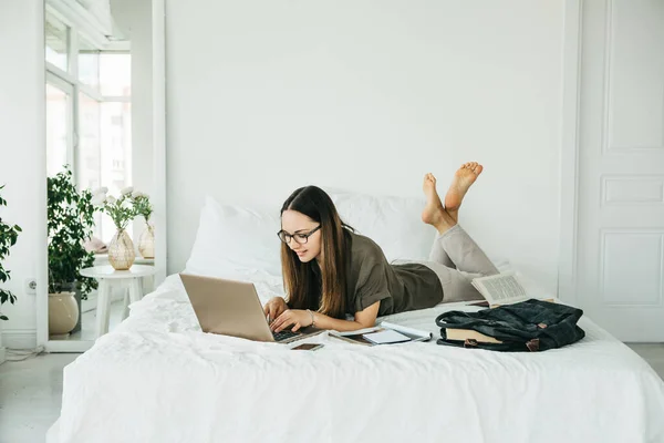 Chica Positiva Estudiante Encuentra Cama Utiliza Ordenador Portátil Ella Está — Foto de Stock