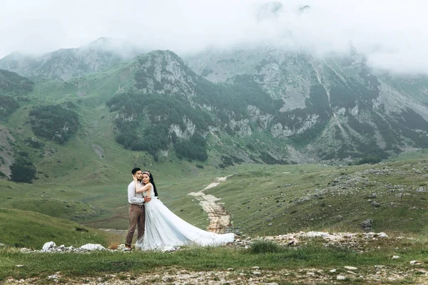 Sposo Con Una Sposa Una Coppia Uno Sfondo Bellissimo Paesaggio — Foto Stock