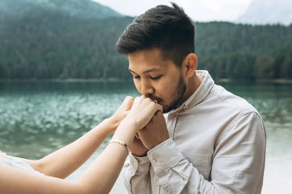 Kasachischer Bräutigam Küsst Sanft Die Hände Seiner Braut — Stockfoto