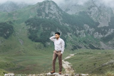 Dağlarda yaşayan yakışıklı bir Kazak 'ın portresi..