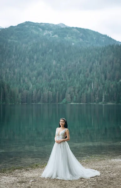 Portrét Krásné Elegantní Nevěsty Bílých Tradičních Šatech Pozadí Jezera — Stock fotografie