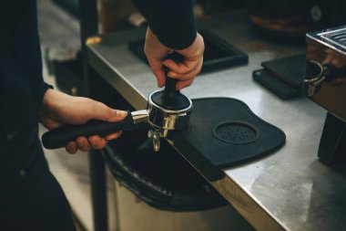 Barista kahve ütülüyor.