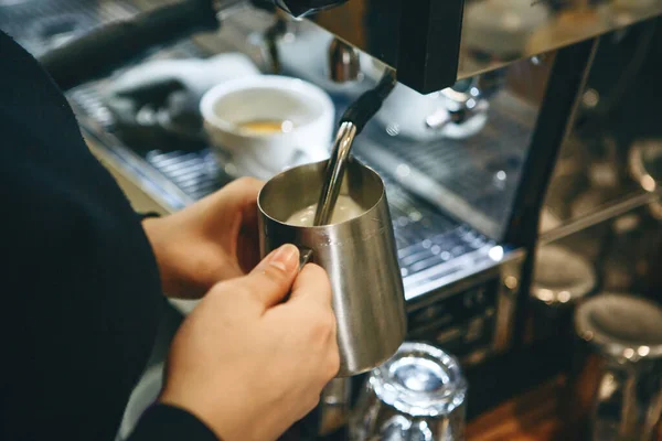 Barista förbereder mjölk för kaffe — Stockfoto