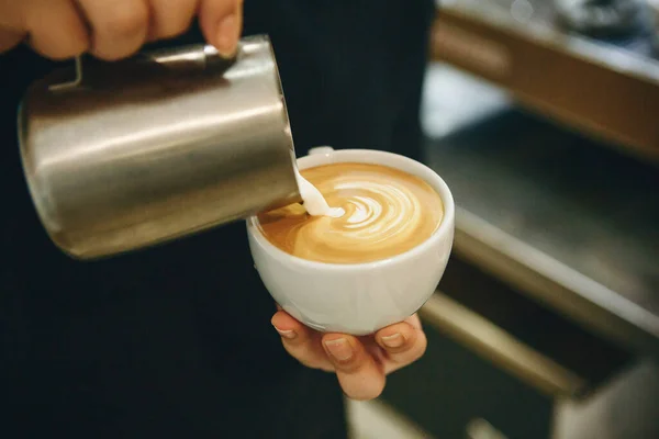 Barista versa il latte nel caffè — Foto Stock