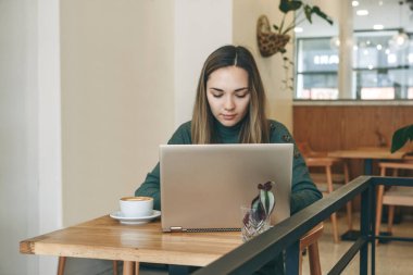 Freelancer bir kafede çalışıyor.