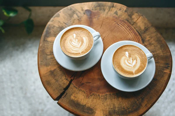 Tazze di cappuccino aromatico al caffè — Foto Stock