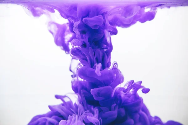 水の中の紫色のインク — ストック写真