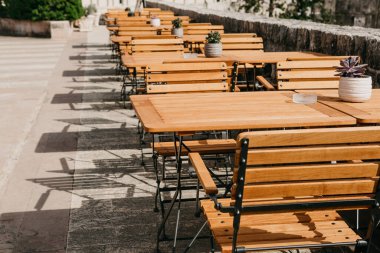 Boş bir sokak kafesi..