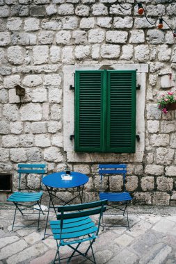 Boş bir sokak kafesi..