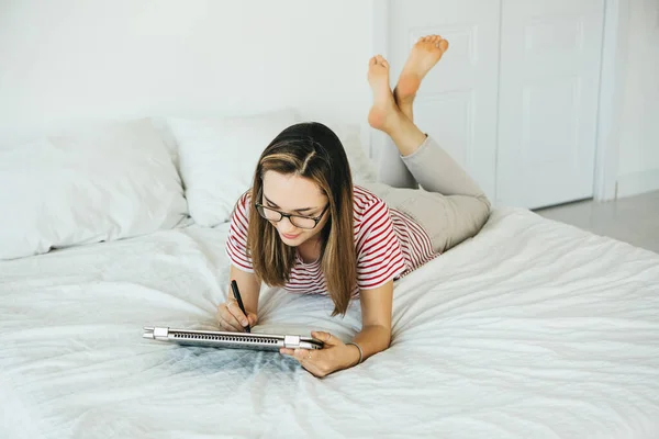 Chica Artista Digital Dibuja Con Lápiz Óptico Una Tableta Portátil — Foto de Stock