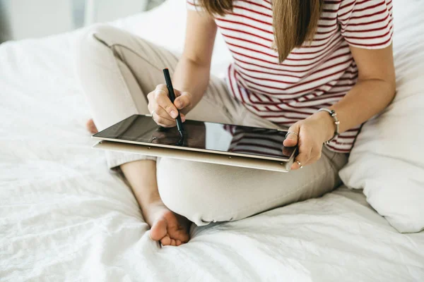 Chica Artista Digital Dibuja Con Lápiz Óptico Una Tableta Portátil — Foto de Stock