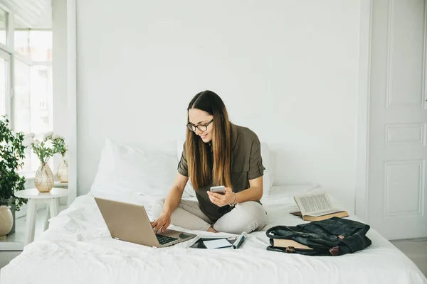 Joven Hermosa Chica Estudiante Utiliza Ordenador Portátil Teléfono Celular Teléfono — Foto de Stock