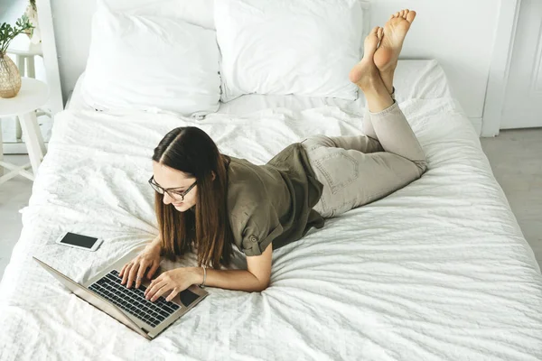 Chica Positiva Estudiante Encuentra Cama Utiliza Ordenador Portátil Ella Está — Foto de Stock