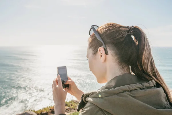 Fotografías turísticas en un celular — Foto de Stock