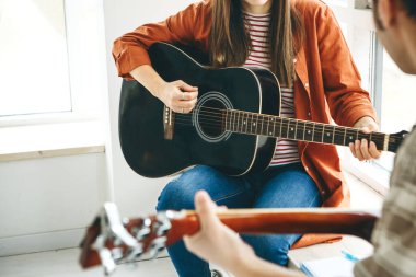 Gitar çalmayı öğreniyorum.