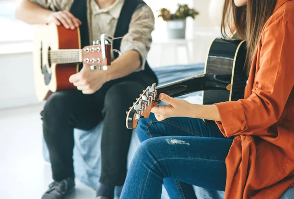 Aprender a tocar la guitarra — Foto de Stock