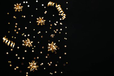 Siyah arkaplanda altın ögeler