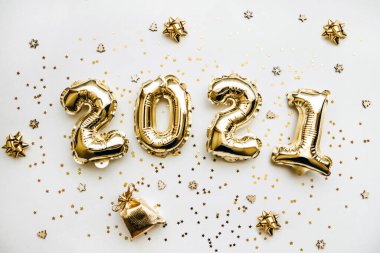 Beyaz arkaplanda Altın 2021