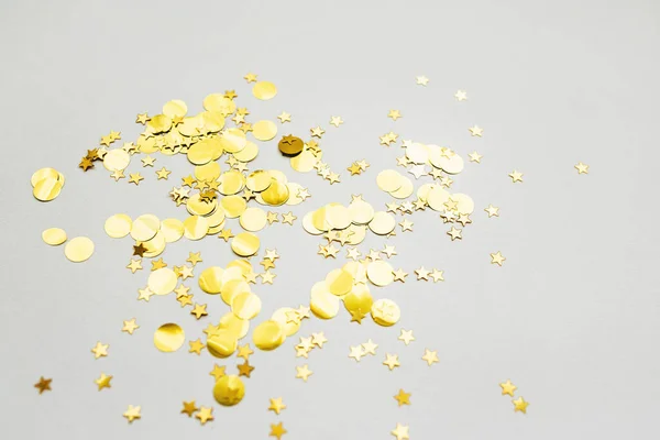 Scattered golden confetti background — Stock Photo, Image