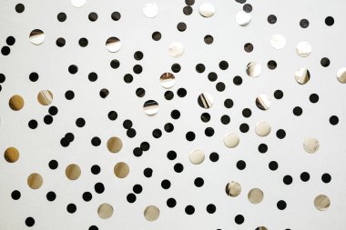 Beyaz arka planda gümüş konfeti