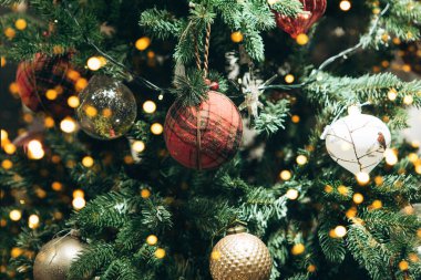 Bir sürü topları ve şenlikli ışıkları olan yeşil Noel ağacı. Noel arkaplanı.