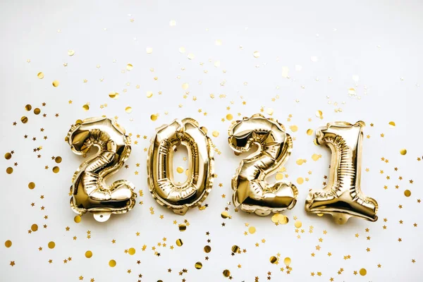 Goldene Aufblasbare Feiertagszahlen 2021 Auf Weißem Hintergrund Mit Goldenem Konfetti — Stockfoto