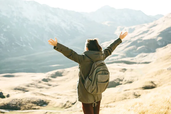 Menina Bonita Jovem Turista Viajante Sozinho Fundo Uma Paisagem Montanha — Fotografia de Stock