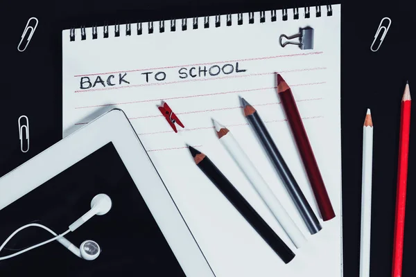 赤の組成 黒の背景に黒と白の学校を提供します 学校のコンセプトです トップ ビュー — ストック写真
