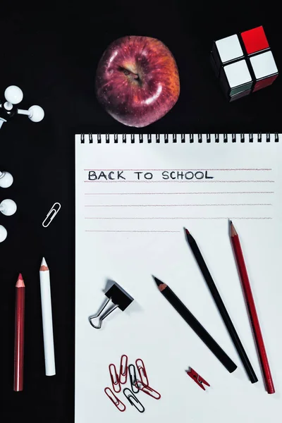 赤の組成 黒の背景に黒と白の学校を提供します 学校のコンセプトです トップ ビュー — ストック写真