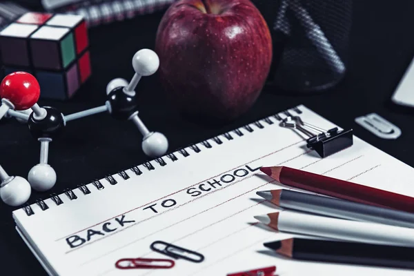 Composition Avec Fournitures Scolaires Rouges Noires Blanches Sur Fond Noir — Photo