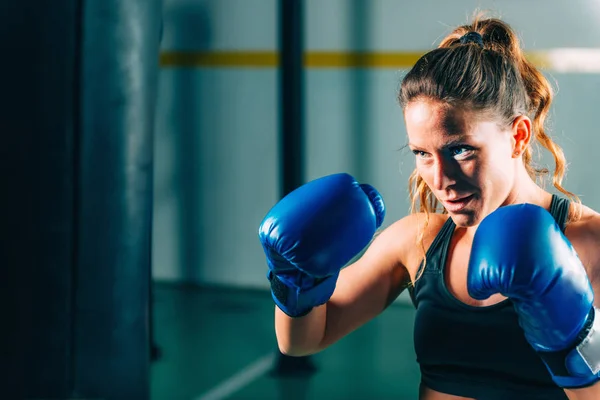 Retrato Mujer Entrenamiento Boxeo — Foto de Stock