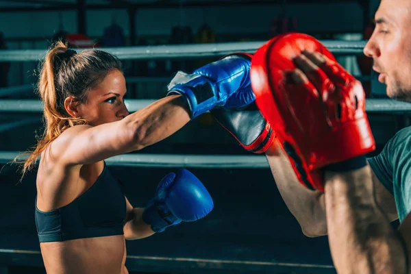 Mujer Entrenamiento Boxeo Con Entrenador Personal — Foto de Stock