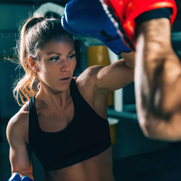 Vrouw Bokstraining Met Personal Trainer — Stockfoto