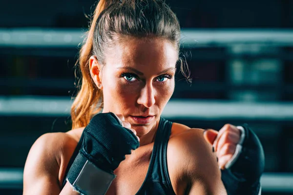 Portret Van Vrouwelijke Bokser Hand Wraps Ring — Stockfoto