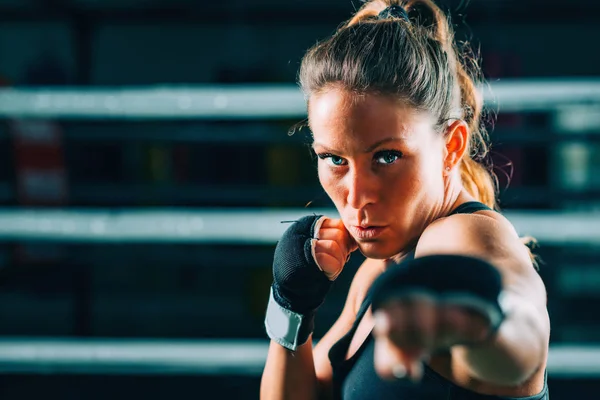 Retrato Boxeador Feminino Mão Envolve Anel — Fotografia de Stock