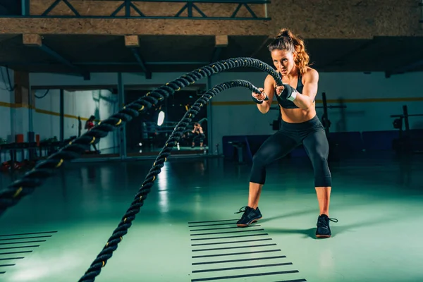 Крос Тренування Жінка Робить Мотузку Гойдалки Вправи — стокове фото
