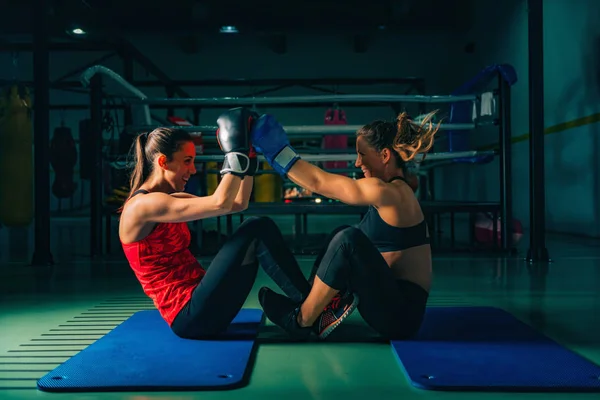 Женщины Тренировках Боксу Делают Хрустящие Мячи — стоковое фото