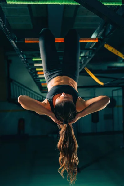 Vrouw Bokstraining Doen Crunches Monkey Bar — Stockfoto