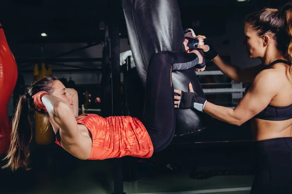 Vrouwen Bokstraining Doen Crunches Bokszak — Stockfoto