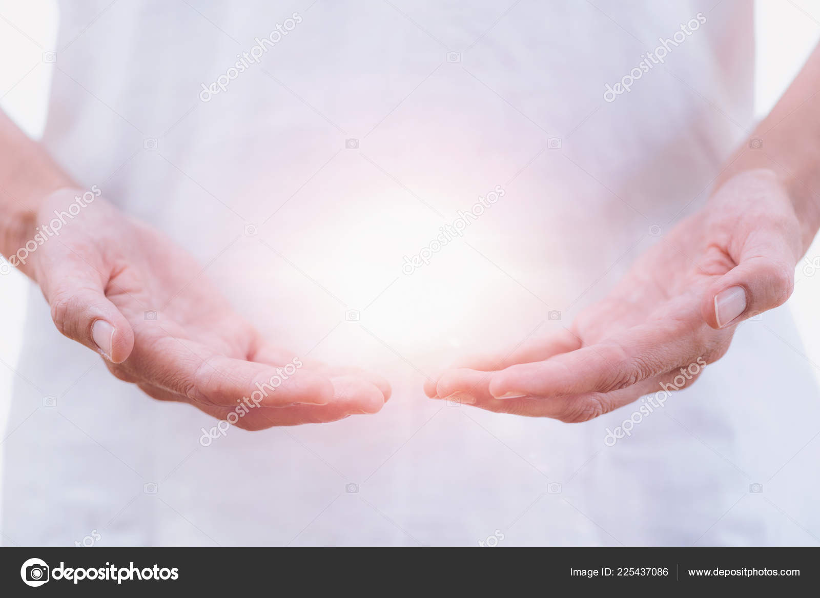 Cerrar Imagen Horizontal Las Manos Curativas Distancia Del Terapeuta  Tratamiento — Foto de stock #225437086 © microgen, image size:1600x1167