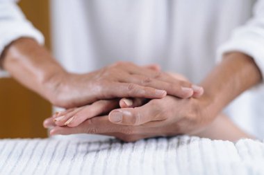 Reiki uygulayıcısı ve Reiki oturumda elele hasta. Enerji şifa kavramı.