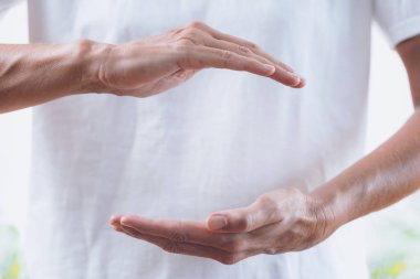 Yatay mesafe Reiki şifa tedavi terapisti elinde şifa görüntüsünü kapatın. Alternatif tedavi kavramı