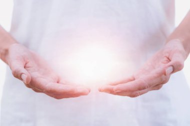 Yatay mesafe Reiki şifa tedavi terapisti elinde şifa görüntüsünü kapatın. Alternatif tedavi kavramı