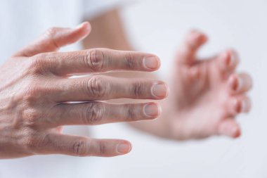 Yatay mesafe Reiki şifa tedavi terapisti elinde şifa görüntüsünü kapatın. Alternatif tedavi kavramı